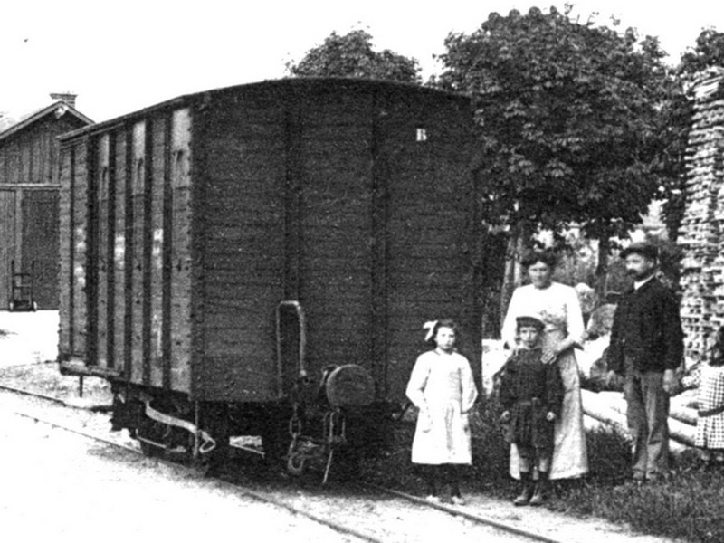 Wagon stationné en gare de Corné